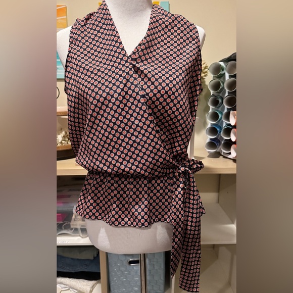 Michael Kors Sleeveless blouse. Blue background with red circle pattern Size PM - Picture 7 of 7